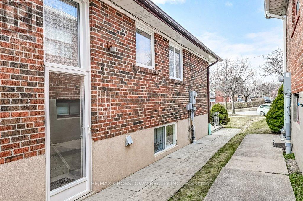 25 Rockbank Crescent, Toronto, Ontario  M9M 1L1 - Photo 42 - W12871488