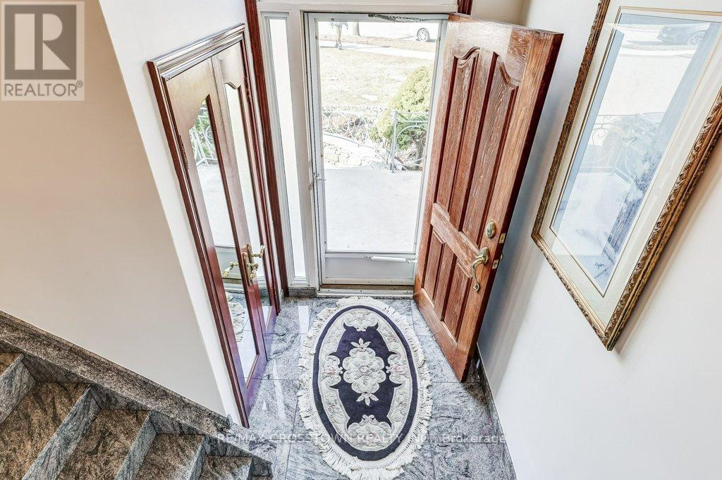 25 Rockbank Crescent, Toronto, Ontario  M9M 1L1 - Photo 6 - W12871488