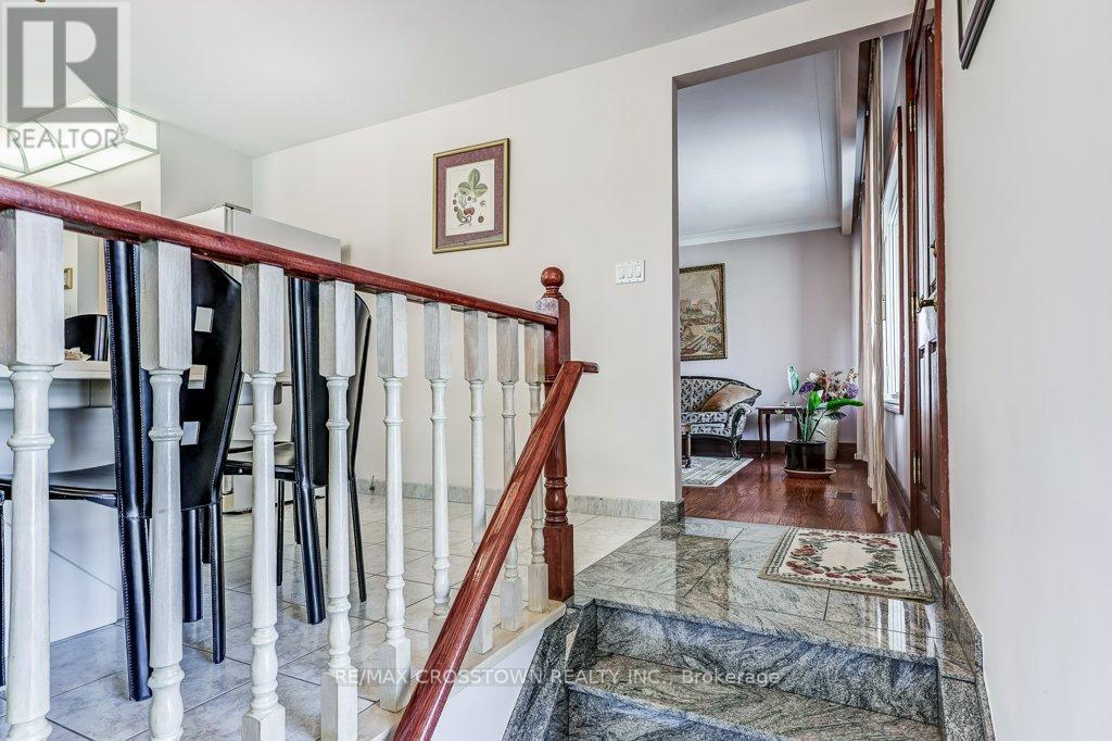 25 Rockbank Crescent, Toronto, Ontario  M9M 1L1 - Photo 8 - W12871488