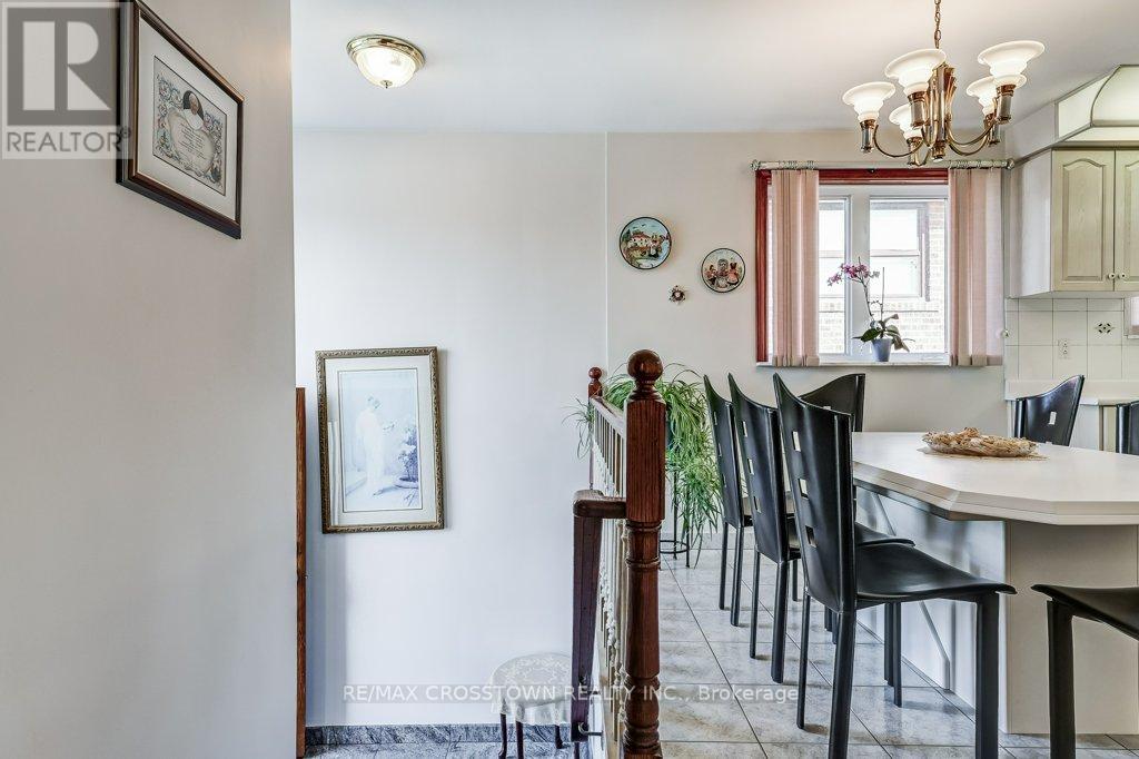 25 Rockbank Crescent, Toronto, Ontario  M9M 1L1 - Photo 9 - W12871488