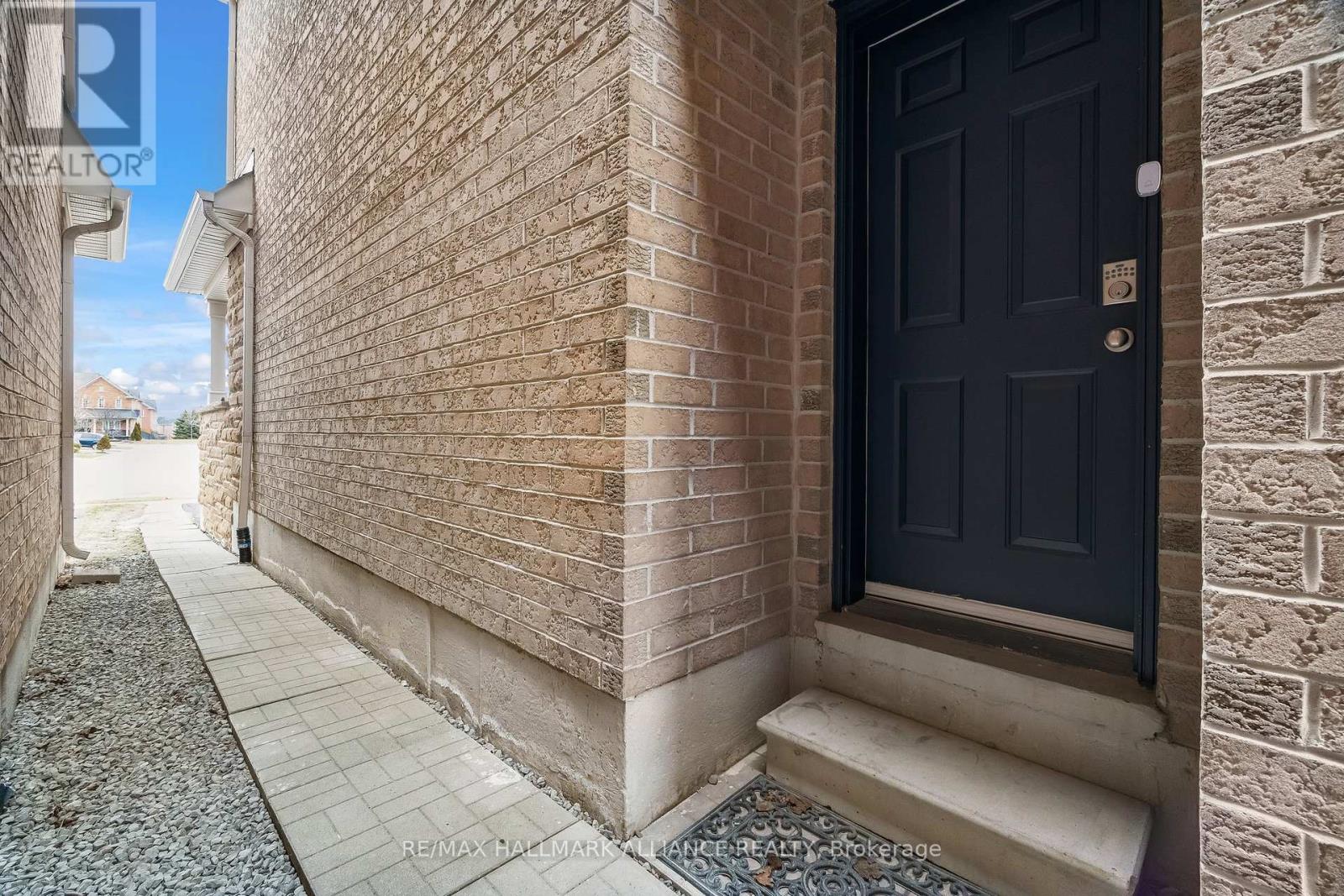 12 Hadfield Circle, Brampton, Ontario  L6R 0N6 - Photo 2 - W12871578