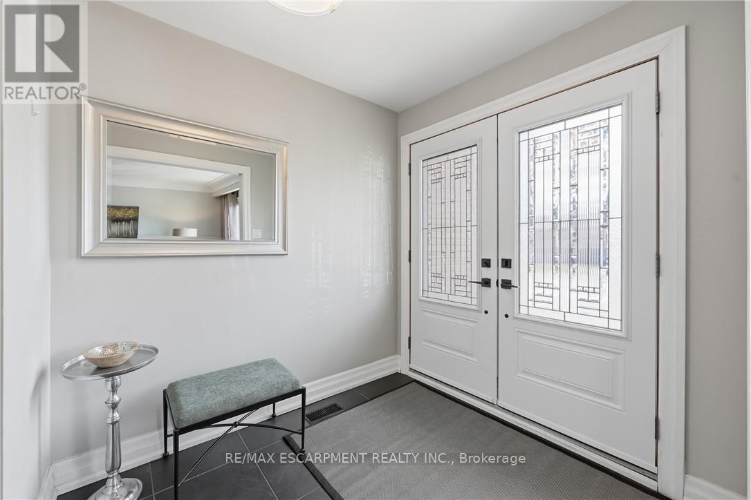 14 Atkins Drive, Hamilton, Ontario  L9C 6S1 - Photo 4 - X12871642