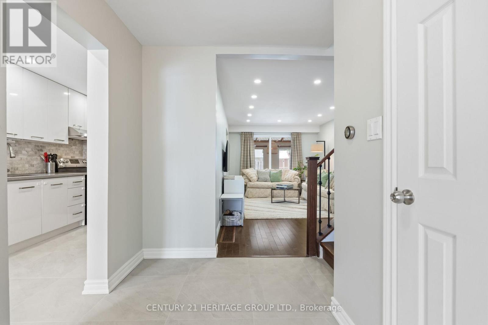 158 Patterson Street, Newmarket, Ontario  L3Y 4Y8 - Photo 4 - N12841280