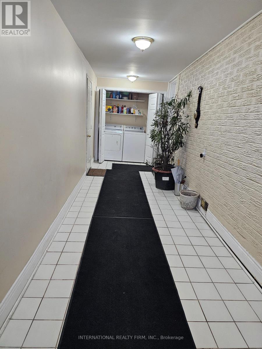 3602 Dunrankin Drive, Mississauga, Ontario  L4T 1V9 - Photo 3 - W12862430