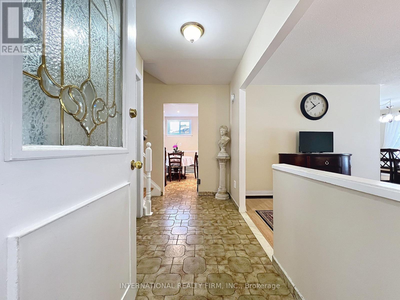 3602 Dunrankin Drive, Mississauga, Ontario  L4T 1V9 - Photo 5 - W12862430