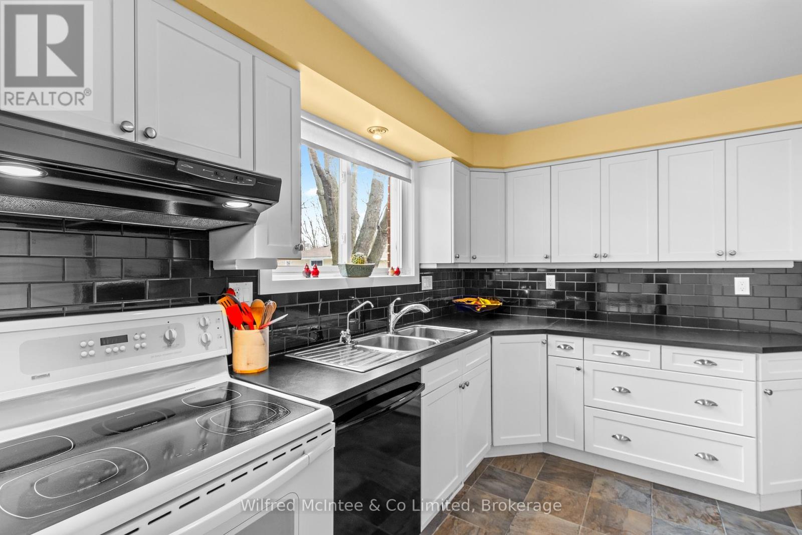 431 Thede Drive, Saugeen Shores, Ontario  N0H 2C4 - Photo 13 - X12871748