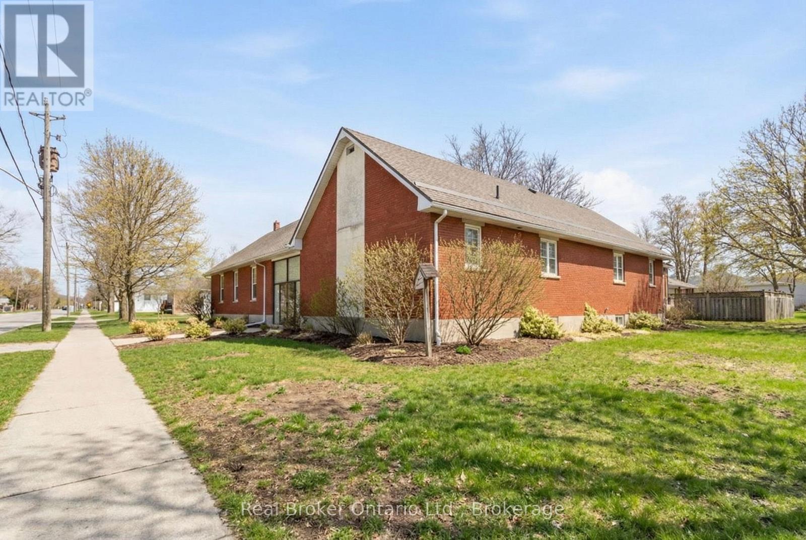 211 Birmingham Street W, Wellington North, Ontario  N0G 2L1 - Photo 3 - X12871798