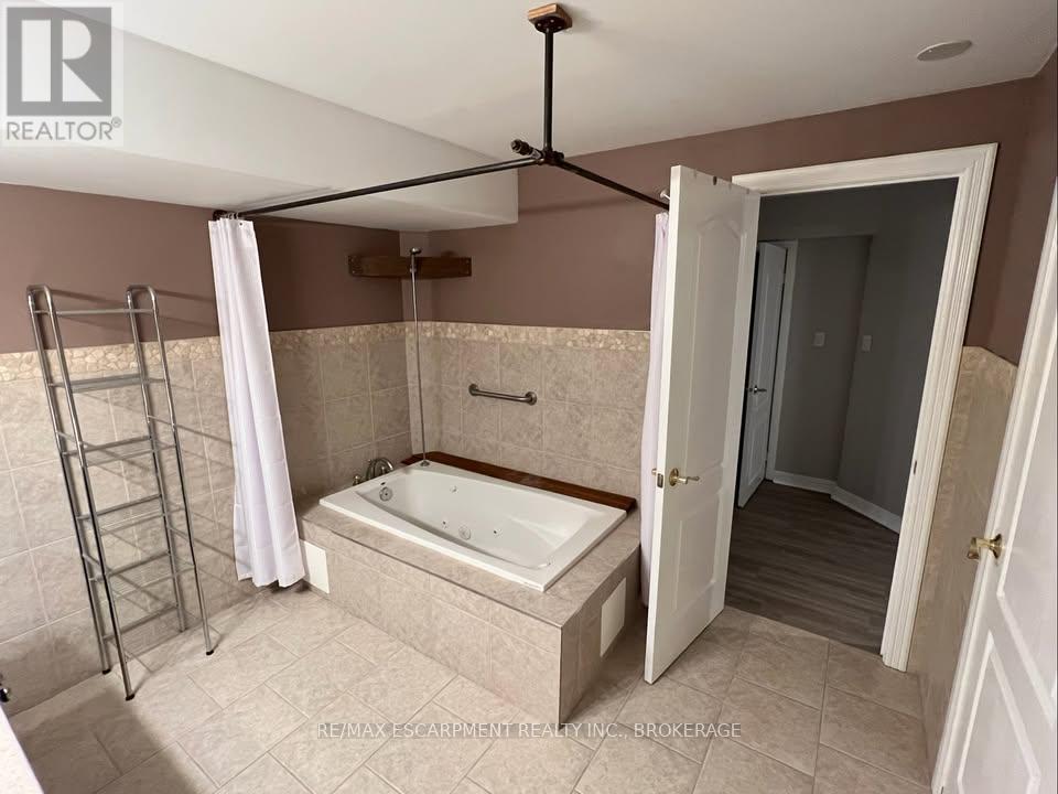 Lower - 205 Dorchester Drive, Grimsby, Ontario  L3M 5N5 - Photo 11 - X12871754