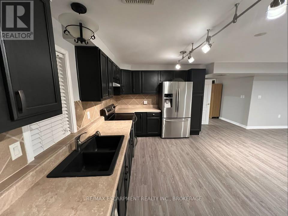 Lower - 205 Dorchester Drive, Grimsby, Ontario  L3M 5N5 - Photo 3 - X12871754