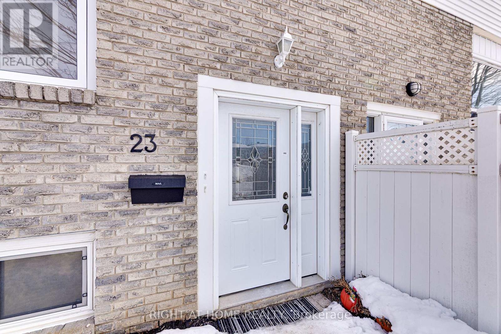 23 Carlton Road, Barrie (Cundles East), Ontario  L4M 5K8 - Photo 2 - S12871836