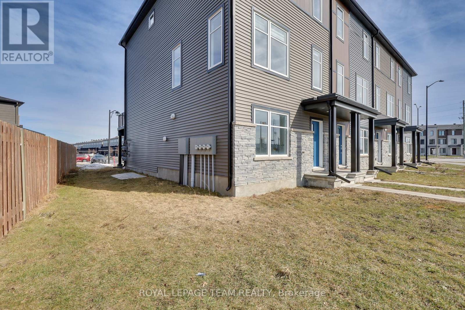 1140 Speedvale Court, Ottawa, Ontario  K2T 0P5 - Photo 3 - X12871468