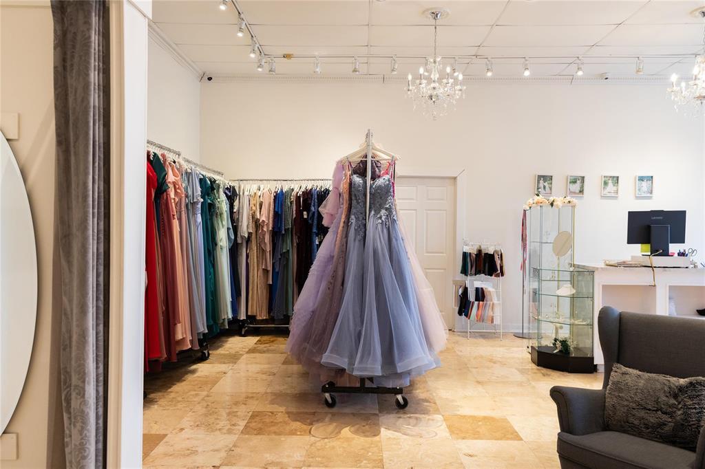 G&h 197 Main Street, Steinbach, Manitoba  R5G 1Y5 - Photo 2 - 202604184