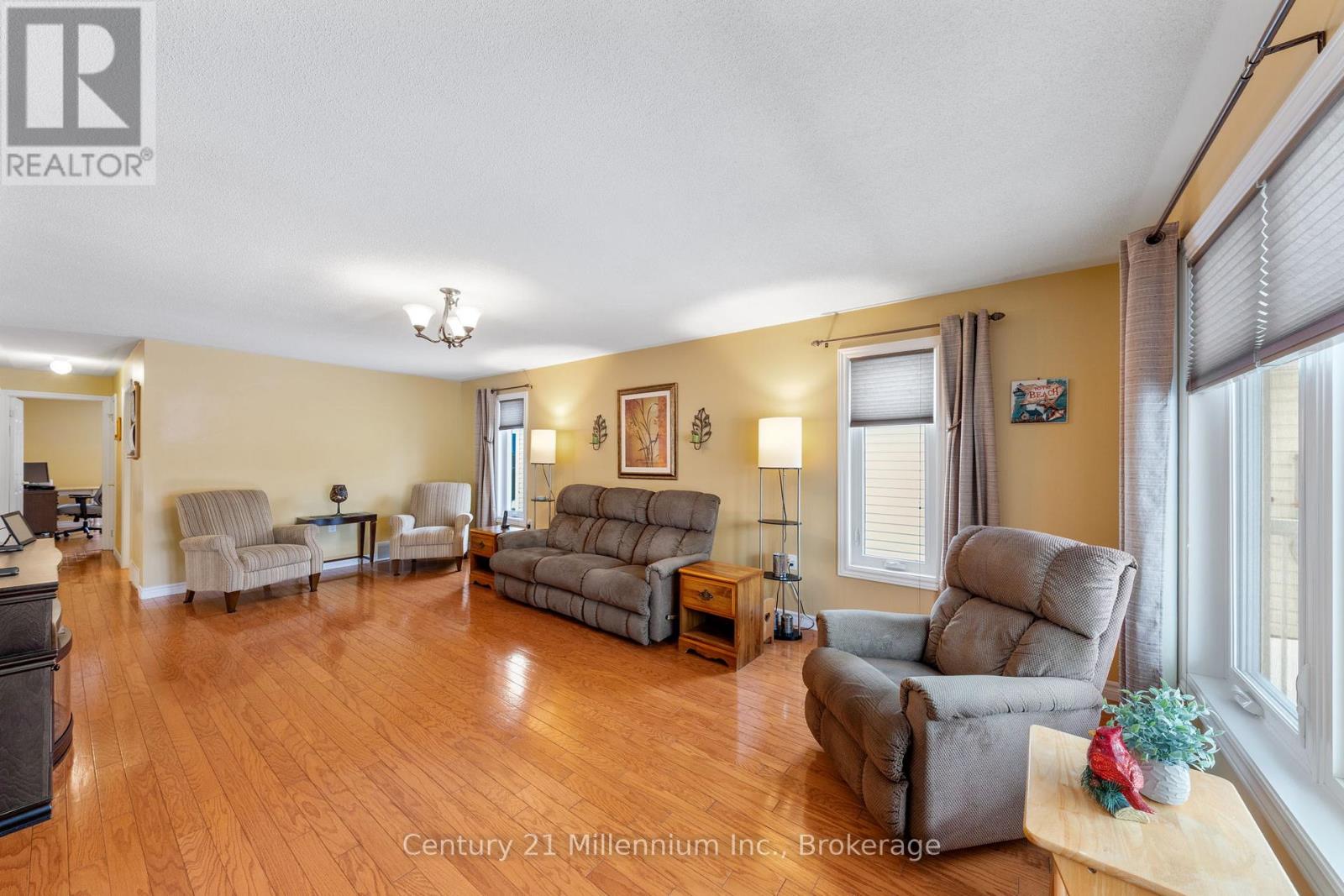 20 Illinois Crescent, Wasaga Beach, Ontario  L9Z 3A8 - Photo 8 - S12872042