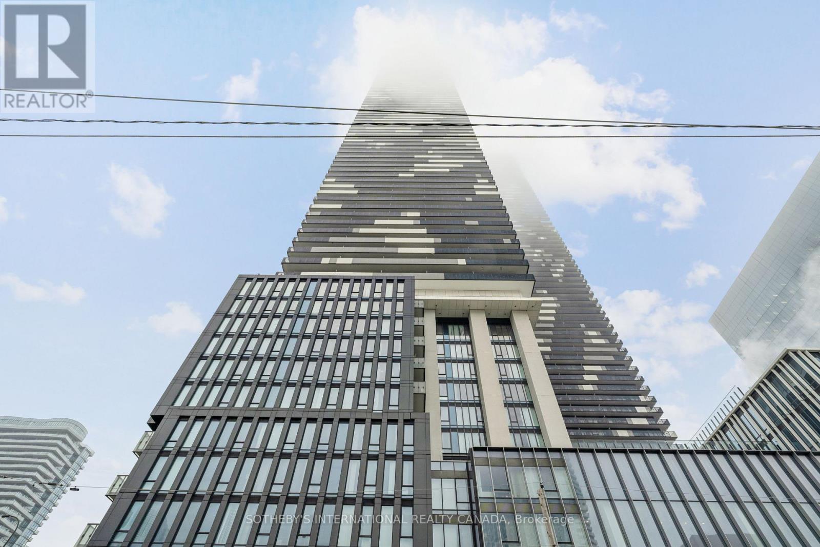 <div class="slider-price">$748,000</div><p>5105 - 55 Cooper Street, Toronto, Ontario</p>