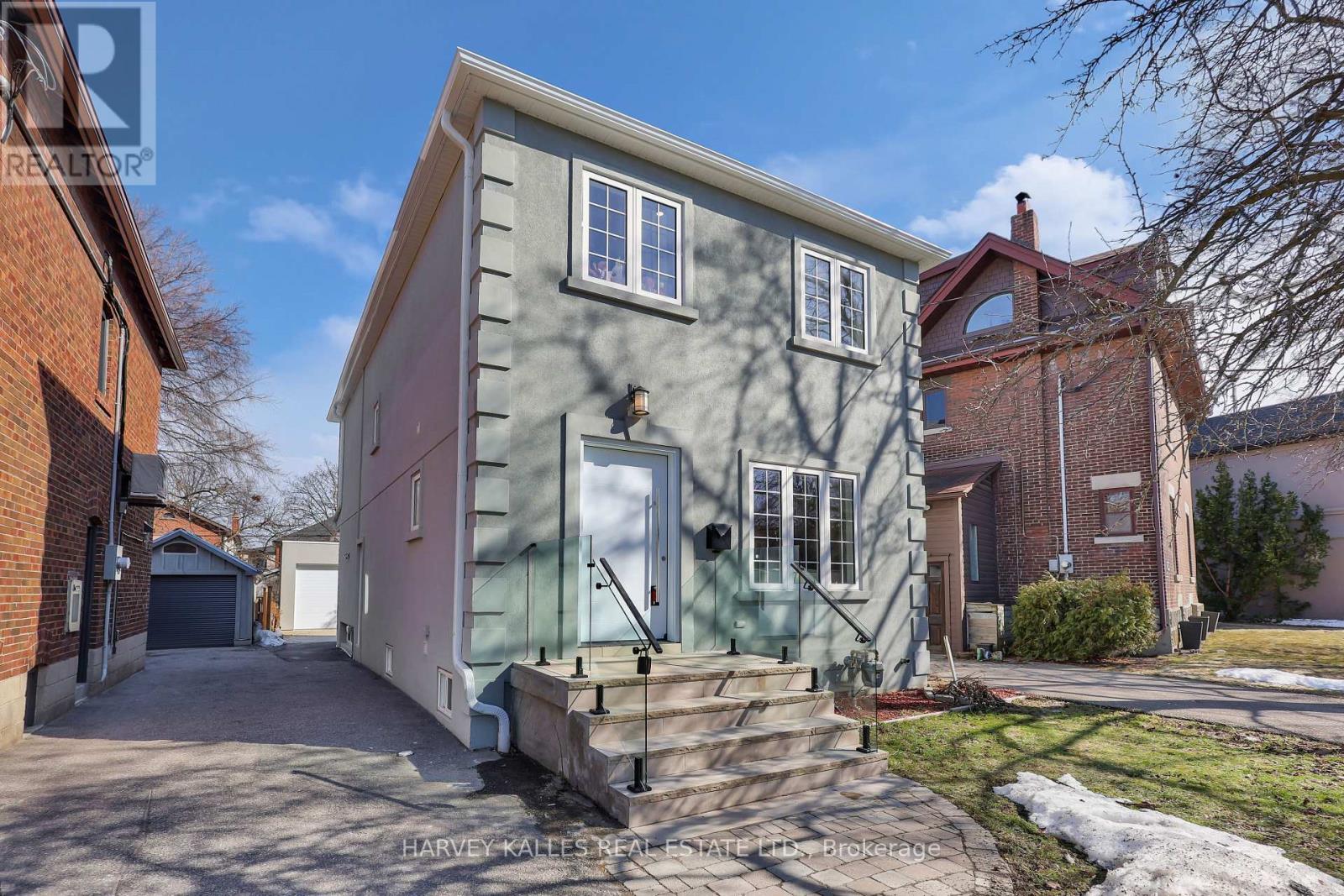 <div class="slider-price">$2,995,000</div><p>207 Sutherland Drive, Toronto, Ontario</p>