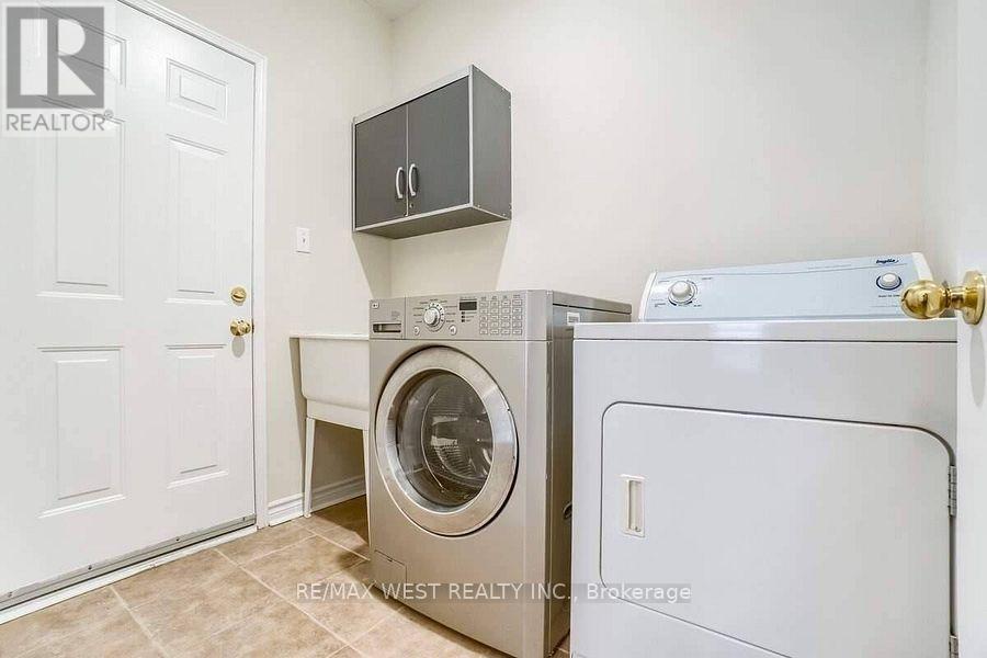 256 Brisdale Drive, Brampton, Ontario  L7A 2T3 - Photo 10 - W12872040