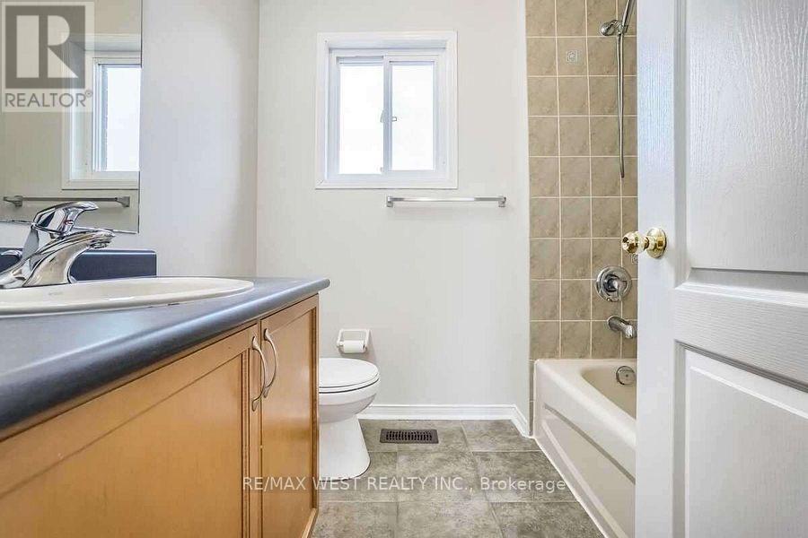 256 Brisdale Drive, Brampton, Ontario  L7A 2T3 - Photo 13 - W12872040