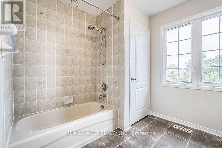 256 Brisdale Drive, Brampton, Ontario  L7A 2T3 - Photo 14 - W12872040