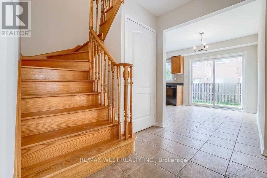 256 Brisdale Drive, Brampton, Ontario  L7A 2T3 - Photo 3 - W12872040