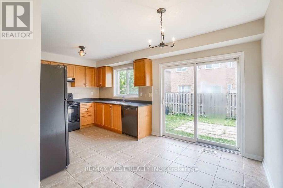 256 Brisdale Drive, Brampton, Ontario  L7A 2T3 - Photo 6 - W12872040