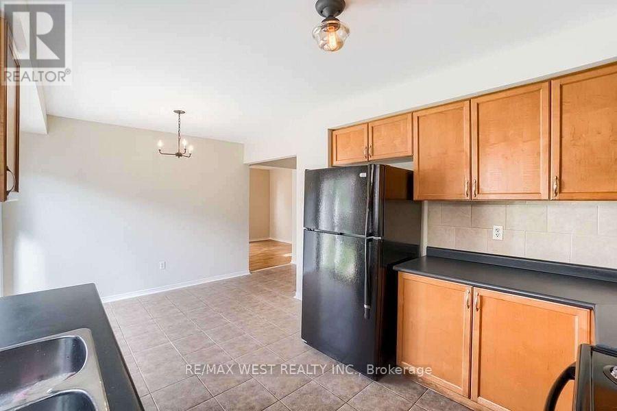 256 Brisdale Drive, Brampton, Ontario  L7A 2T3 - Photo 7 - W12872040