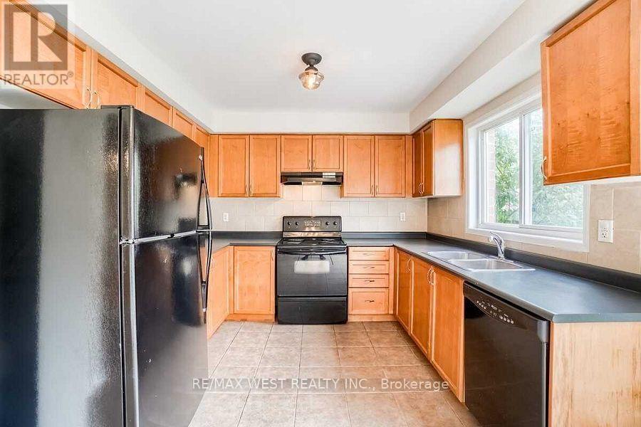 256 Brisdale Drive, Brampton, Ontario  L7A 2T3 - Photo 8 - W12872040