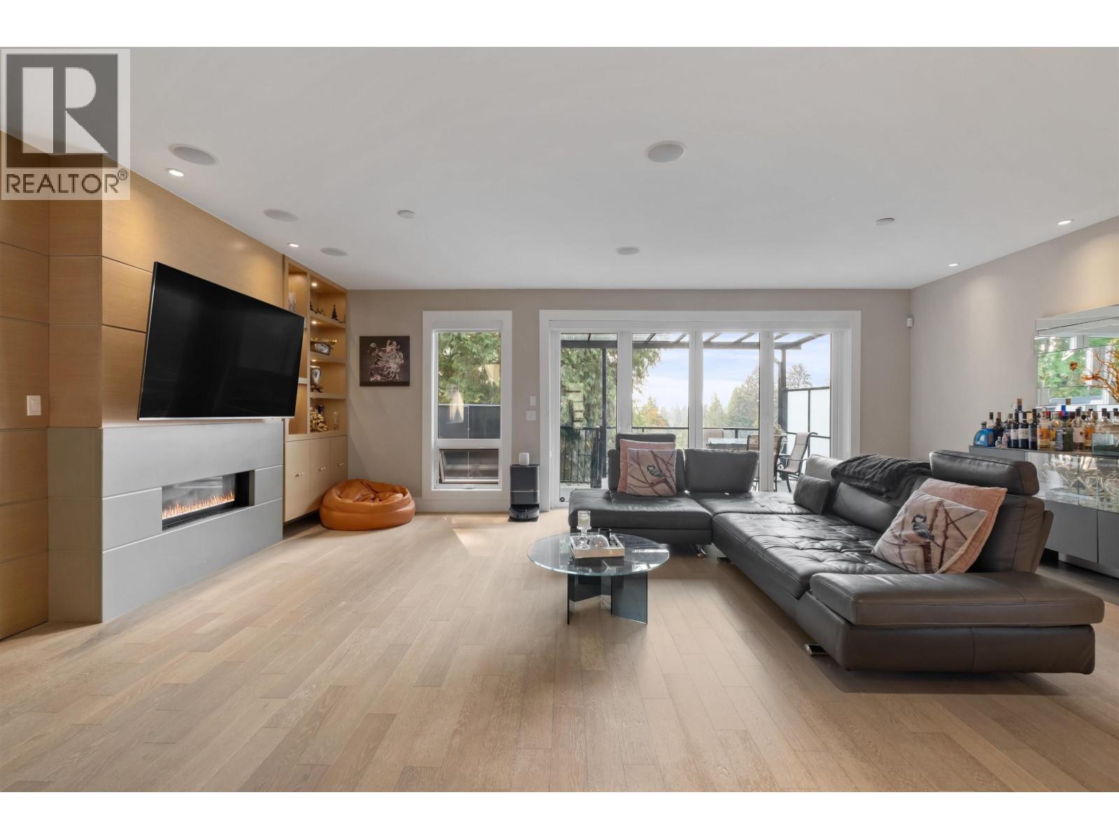 1033 Prospect Avenue, North Vancouver, British Columbia  V7R 2M6 - Photo 3 - R3098679