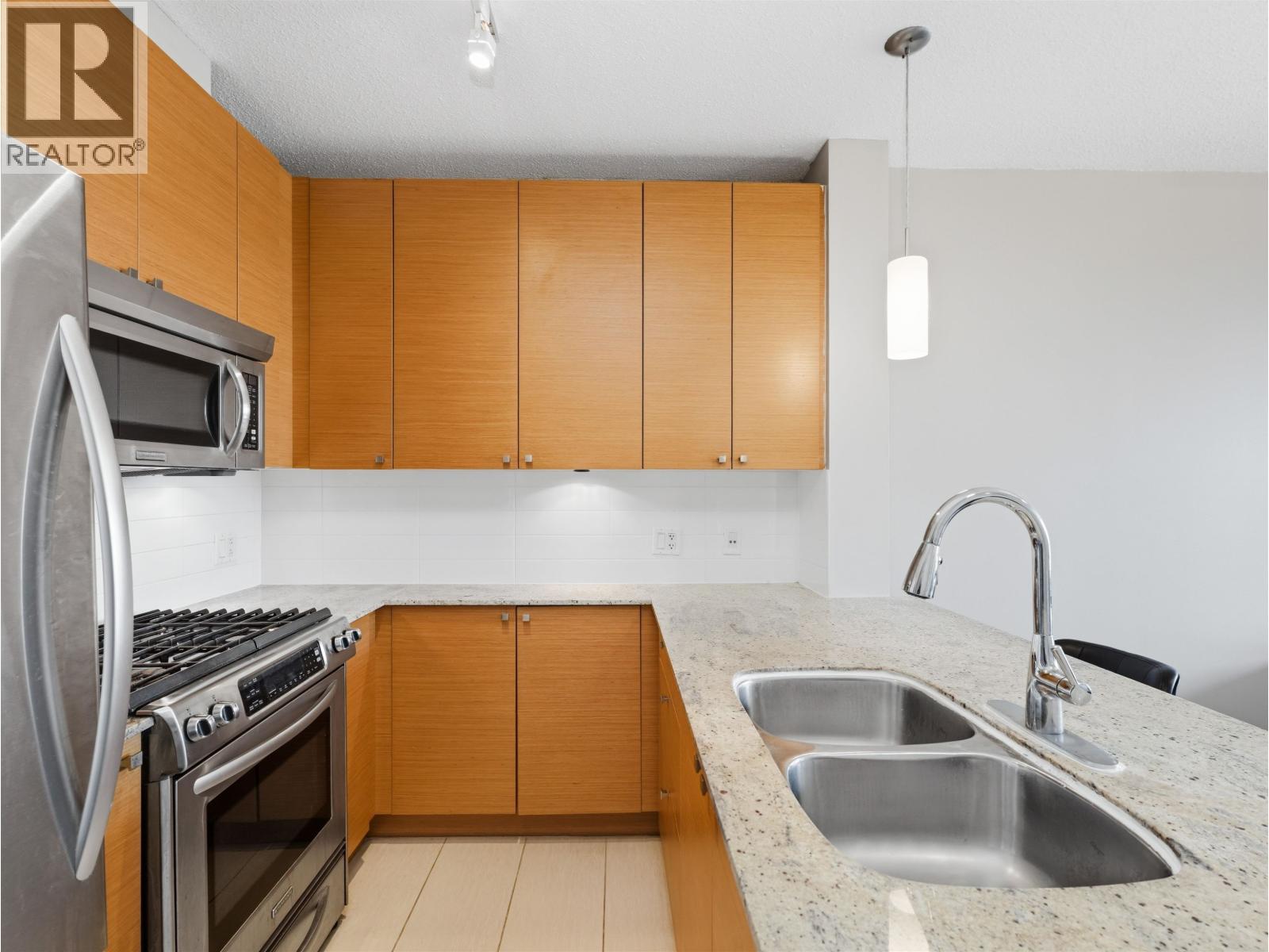 2201 400 Capilano Road, Port Moody, British Columbia  V3H 0E1 - Photo 3 - R3098710