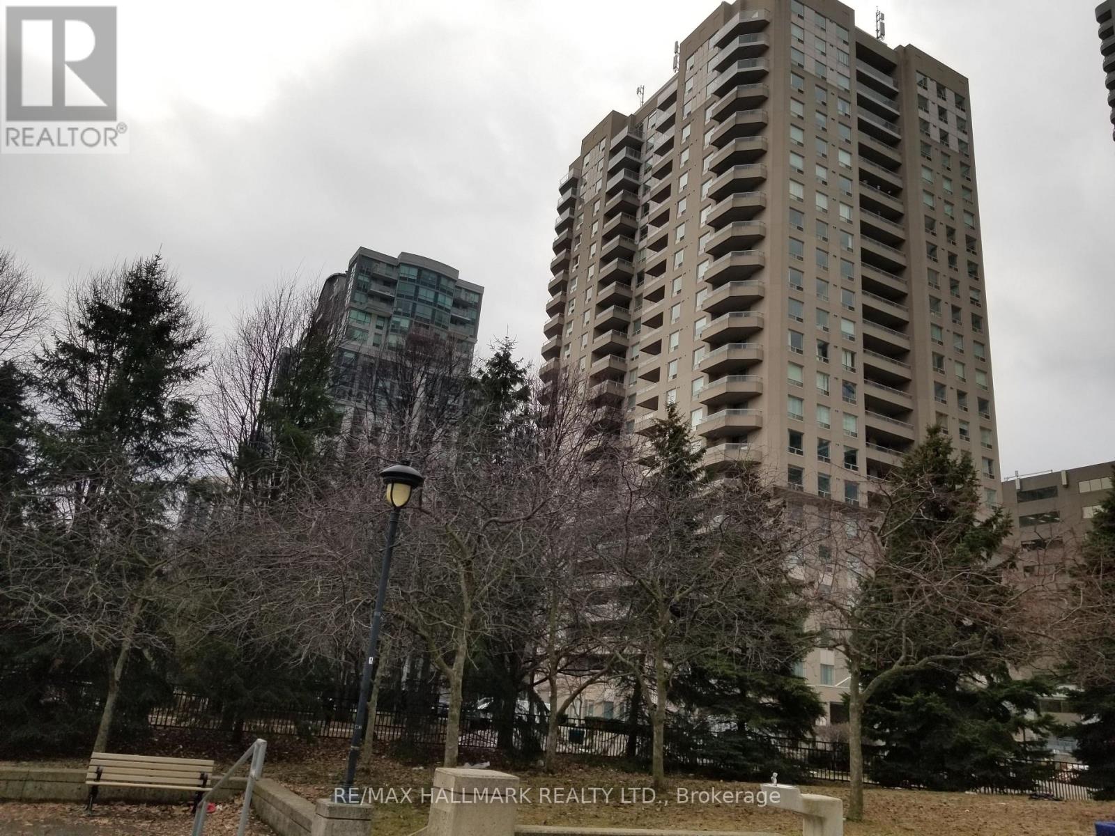 <div class="slider-price">$799,000</div><p>402 - 18 Hillcrest Avenue, Toronto, Ontario</p>