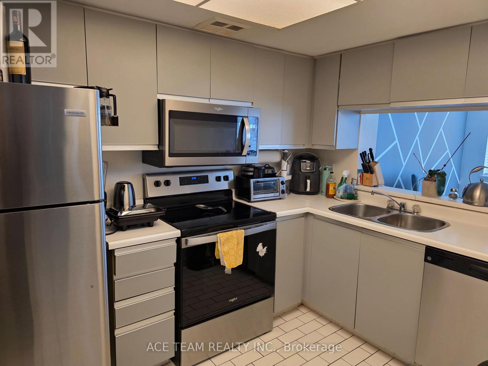 1514 - 300 Webb Drive, Mississauga, Ontario  L5B 3W3 - Photo 2 - W12872166