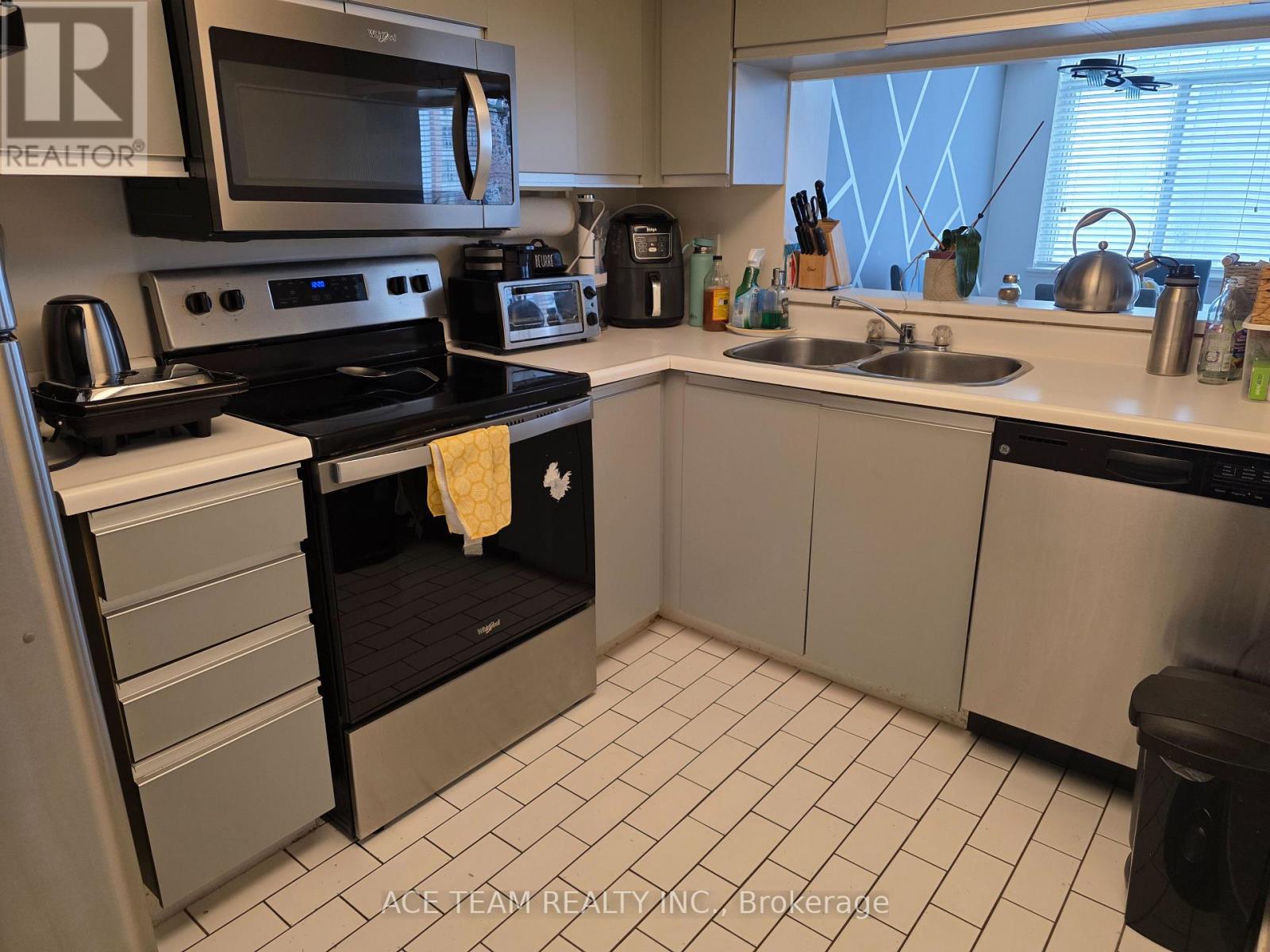 1514 - 300 Webb Drive, Mississauga, Ontario  L5B 3W3 - Photo 3 - W12872166