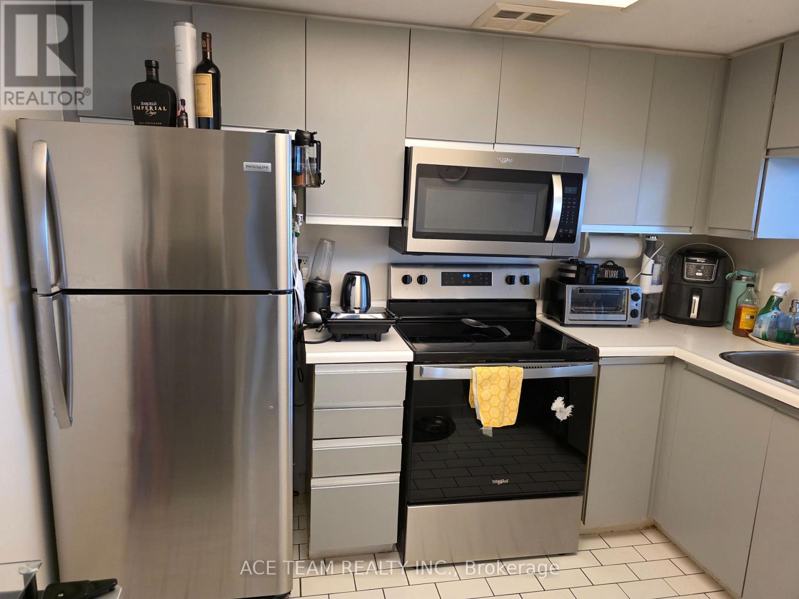 1514 - 300 Webb Drive, Mississauga, Ontario  L5B 3W3 - Photo 4 - W12872166