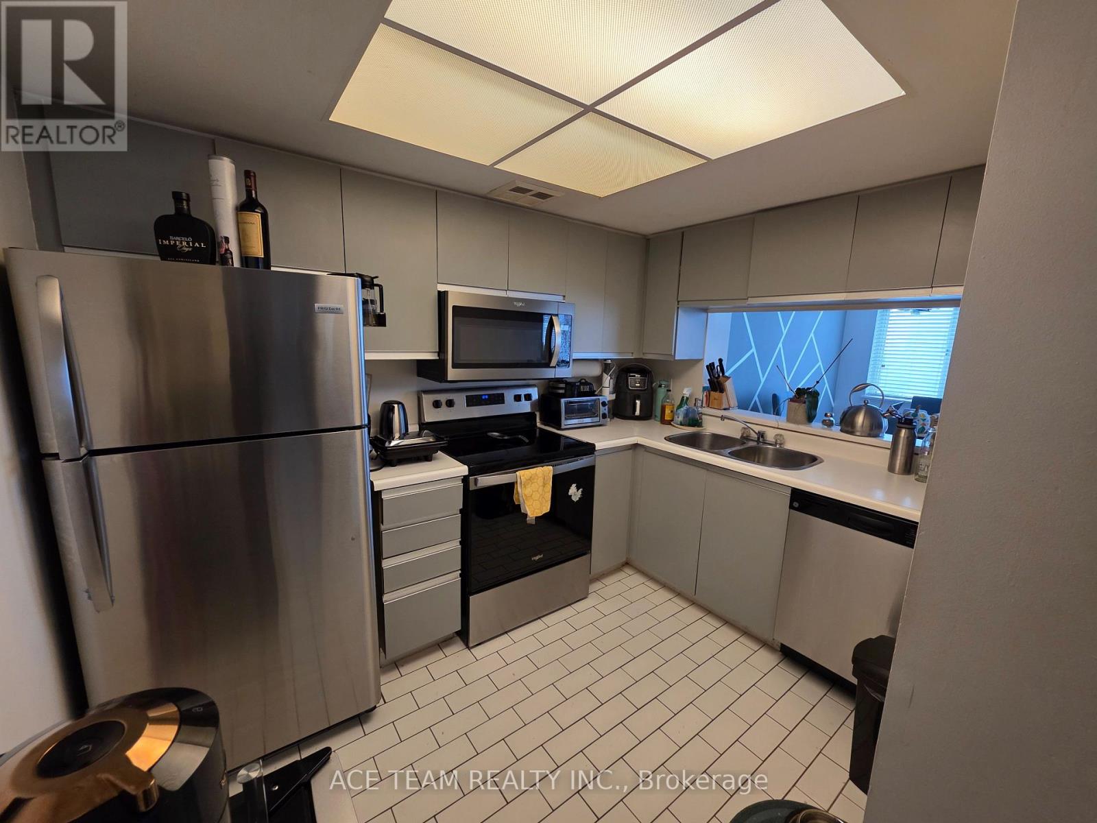 1514 - 300 Webb Drive, Mississauga, Ontario  L5B 3W3 - Photo 5 - W12872166