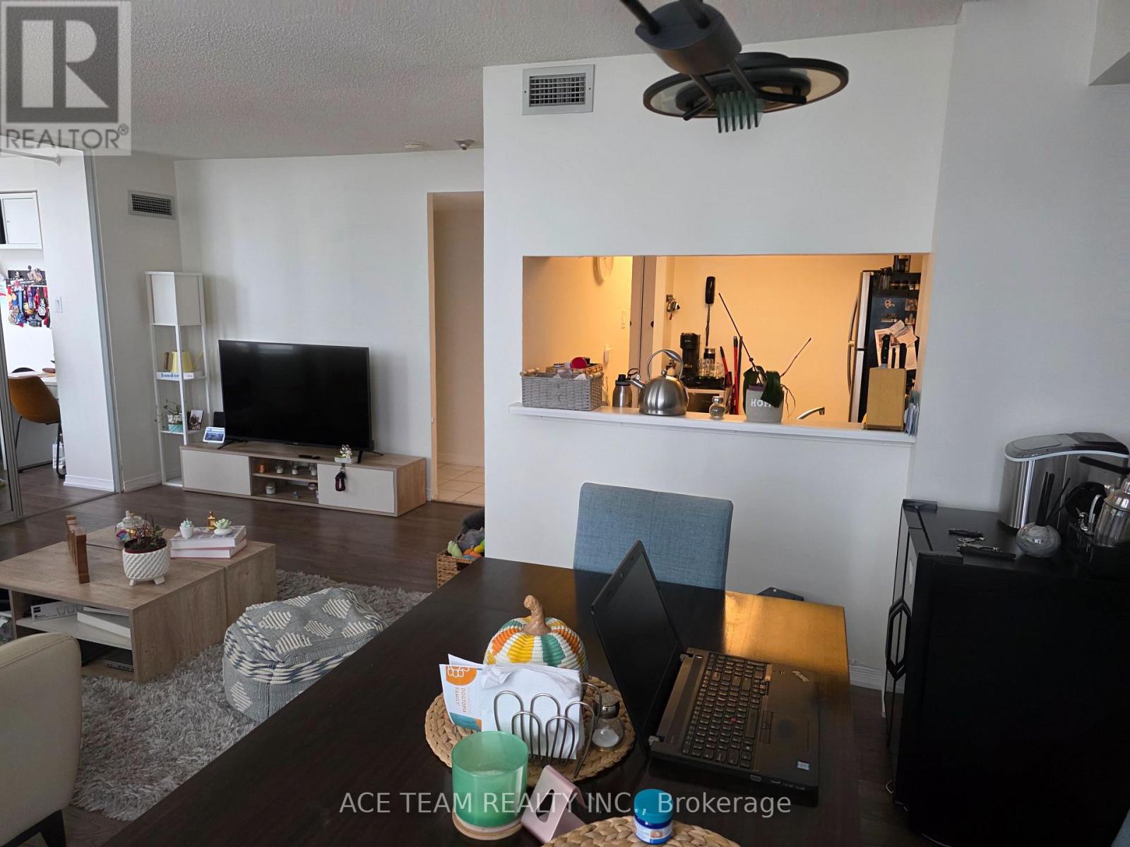 1514 - 300 Webb Drive, Mississauga, Ontario  L5B 3W3 - Photo 8 - W12872166