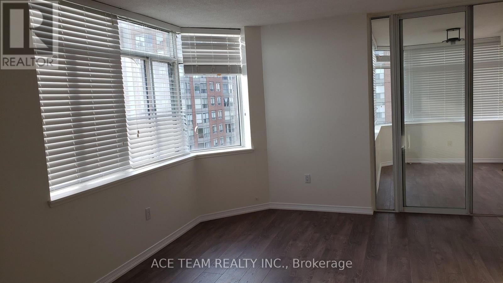 1514 - 300 Webb Drive, Mississauga, Ontario  L5B 3W3 - Photo 9 - W12872166