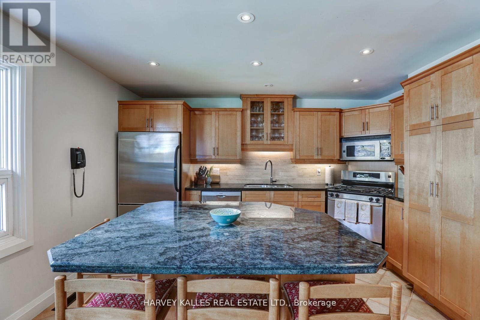 Th16 - 18 La Rose Avenue, Toronto, Ontario  M9P 1A5 - Photo 13 - W12872194