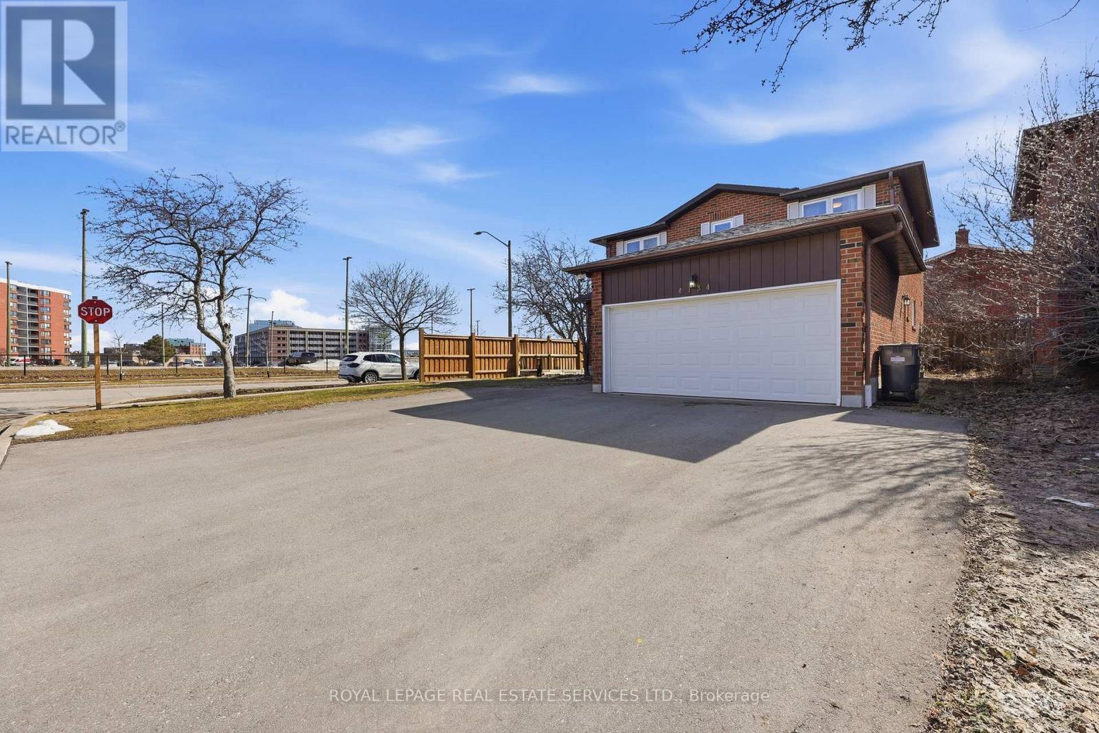 4134 Murray Hill Crescent, Mississauga, Ontario  L5C 4H8 - Photo 5 - W12871994