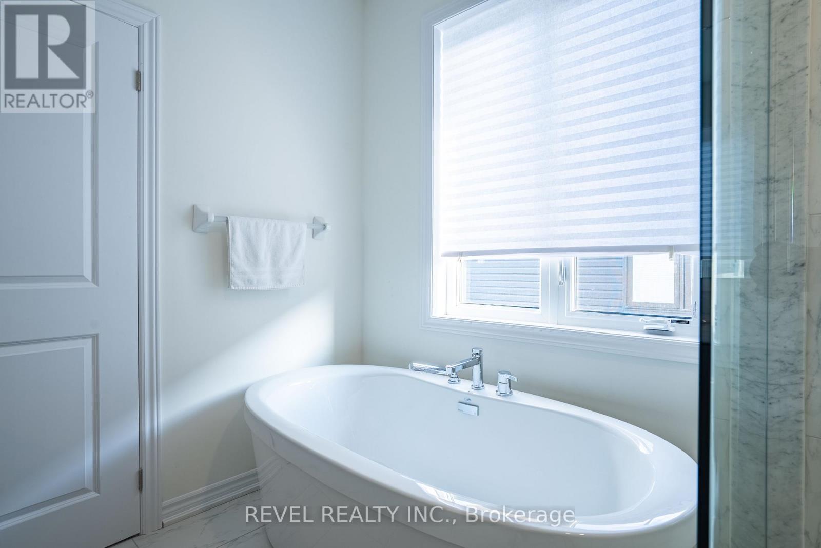 220 Ramblewood Drive, Wasaga Beach, Ontario  L9Z 2B2 - Photo 12 - S12872526