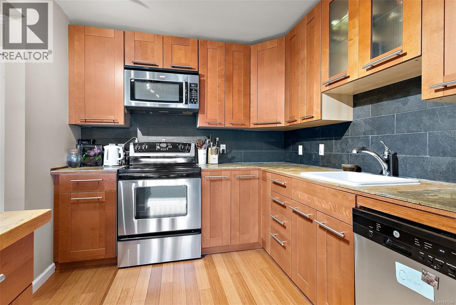 209 3215 Alder St, Saanich, British Columbia  V8X 1P3 - Photo 6 - 1027546