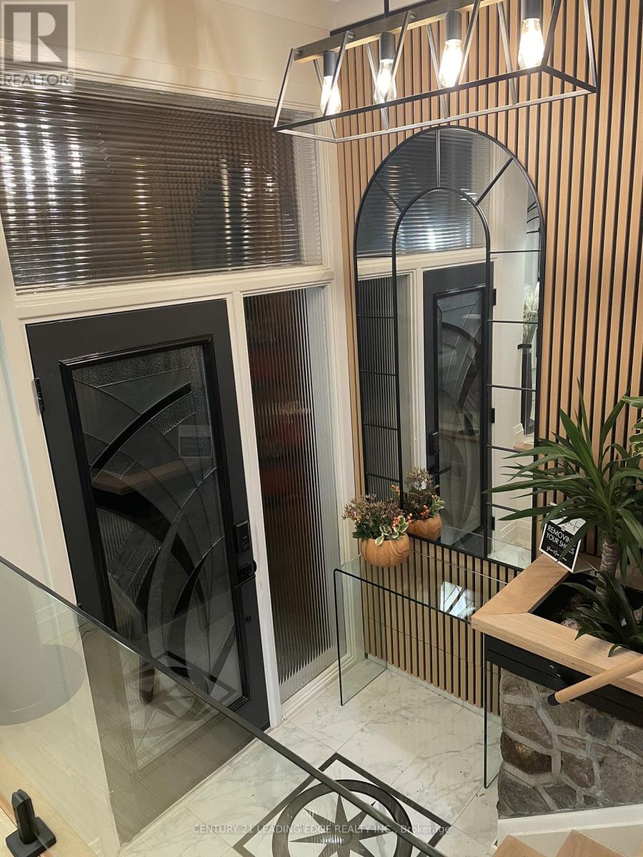 112 Wyndcliff Crescent, Toronto, Ontario  M4A 2K3 - Photo 4 - C12868264