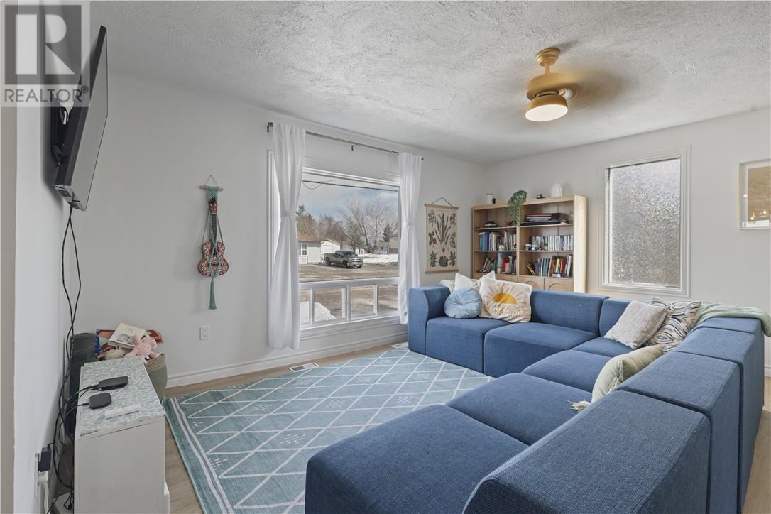 43 Wilson Street E, Little Current, Ontario  P0P 1K0 - Photo 8 - 2126770