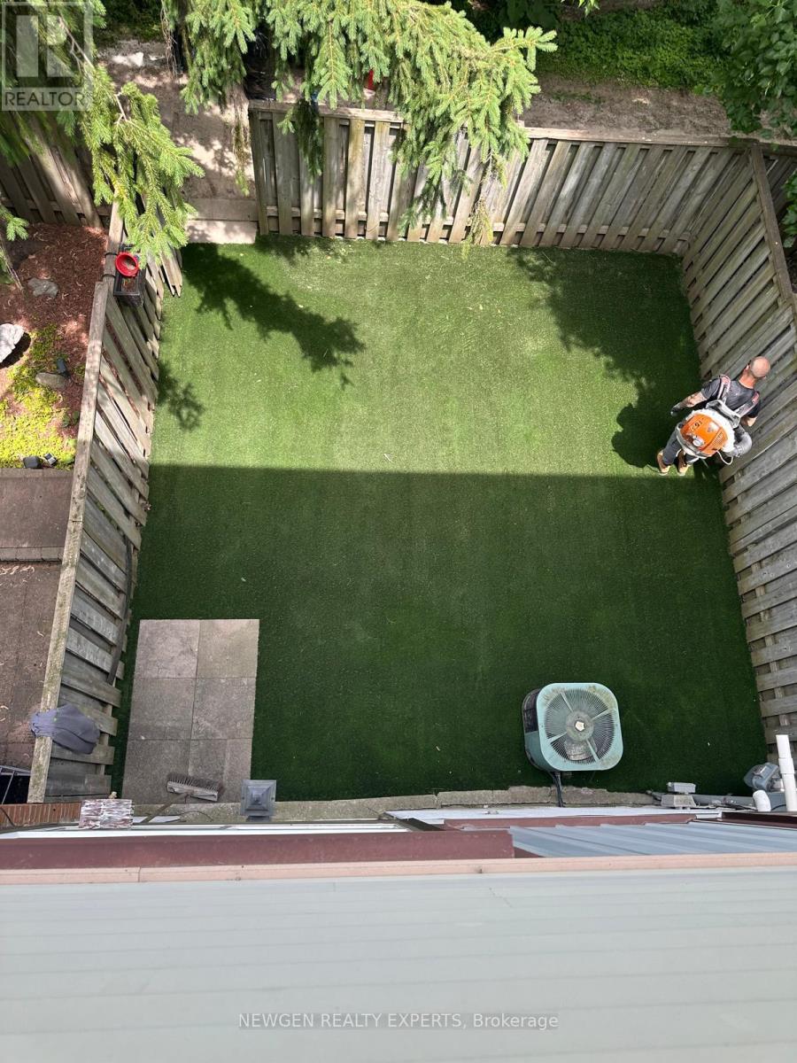 87 Moregate Crescent, Brampton, Ontario  L6S 3K9 - Photo 5 - W12872678