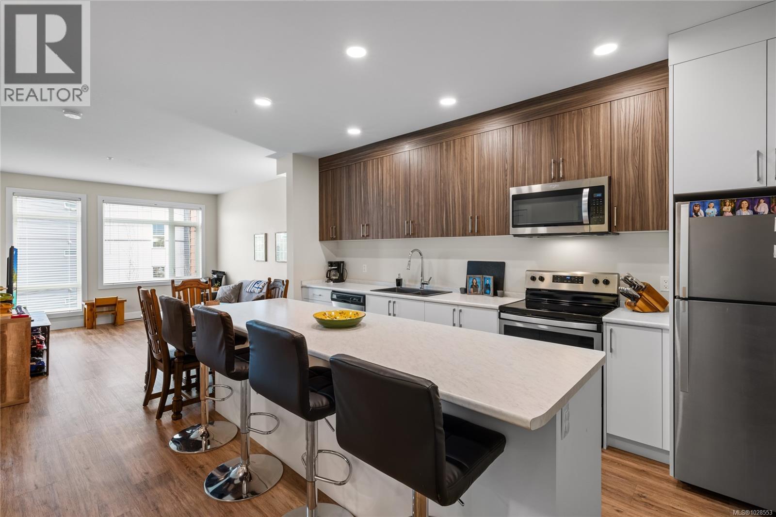 202 6540 Metral Dr, Nanaimo, British Columbia  V9T 2L8 - Photo 3 - 1028553