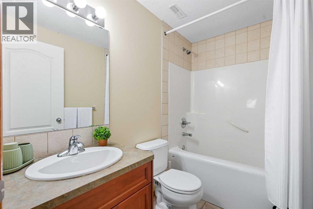 79 Hillcrest Boulevard, Strathmore, Alberta  T1P 0A4 - Photo 18 - A2292289