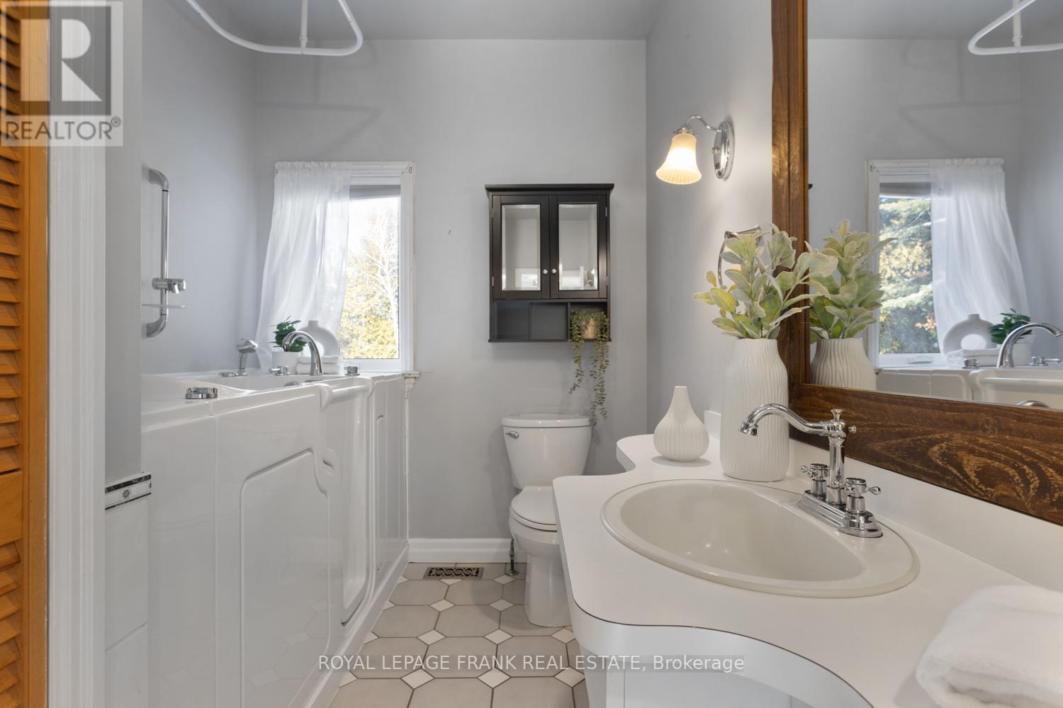 5 Regent Street, Georgina, Ontario  L0E 1N0 - Photo 16 - N12833262