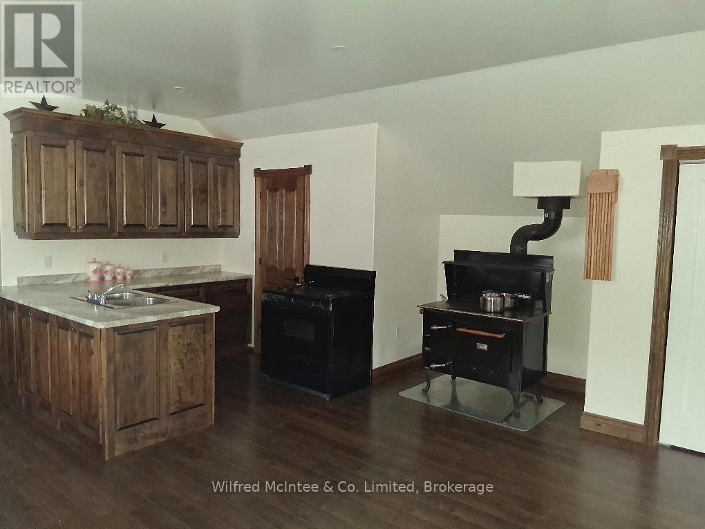 1984 Kincardine Kinloss Street, Huron-Kinloss, Ontario  N2Z 2X4 - Photo 12 - X12872854