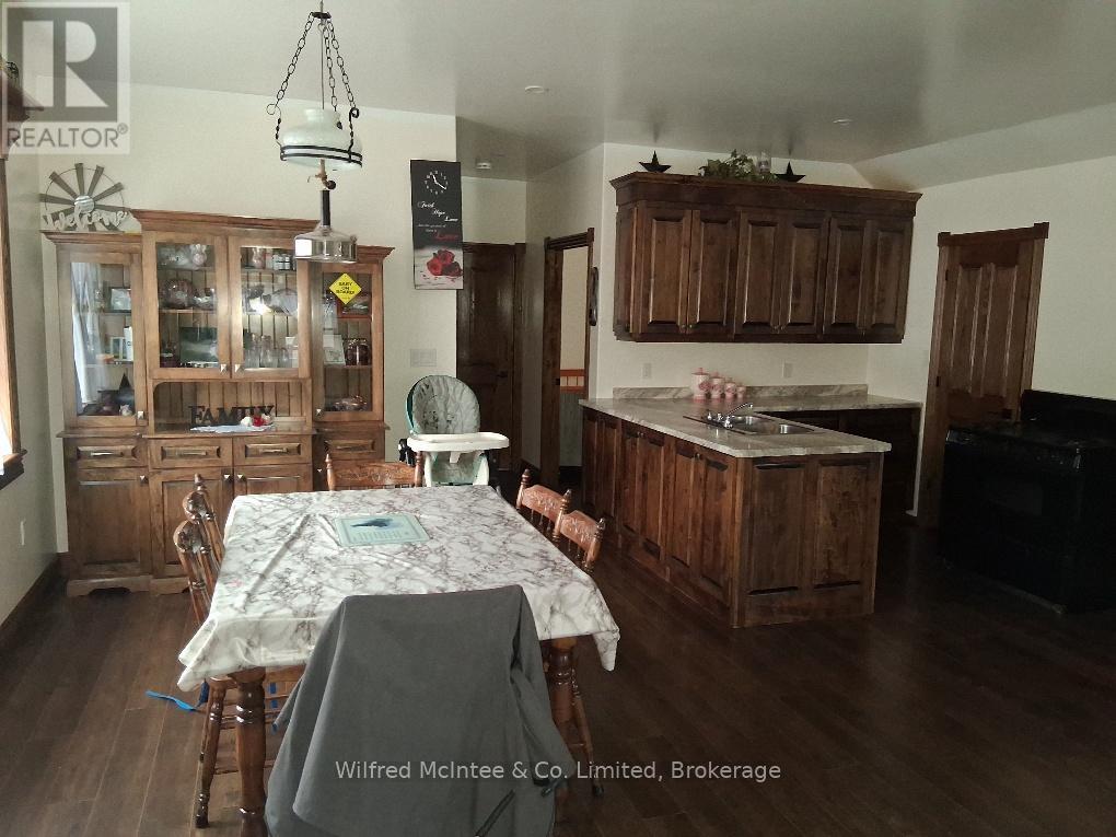 1984 Kincardine Kinloss Street, Huron-Kinloss, Ontario  N2Z 2X4 - Photo 14 - X12872854