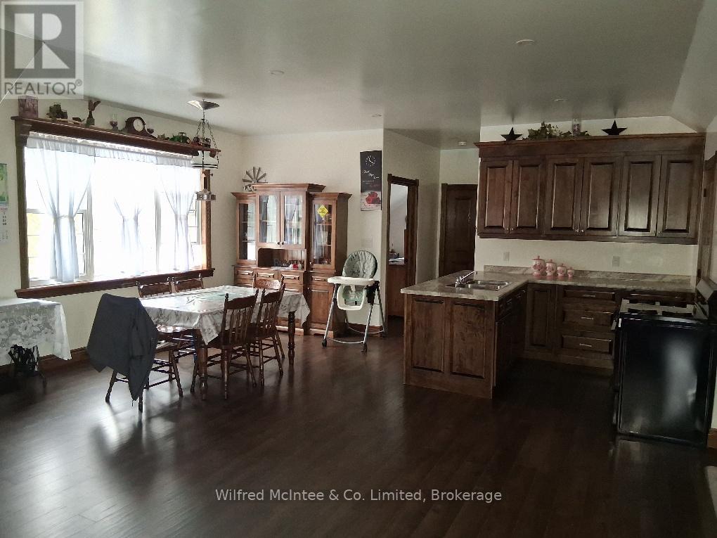 1984 Kincardine Kinloss Street, Huron-Kinloss, Ontario  N2Z 2X4 - Photo 15 - X12872854