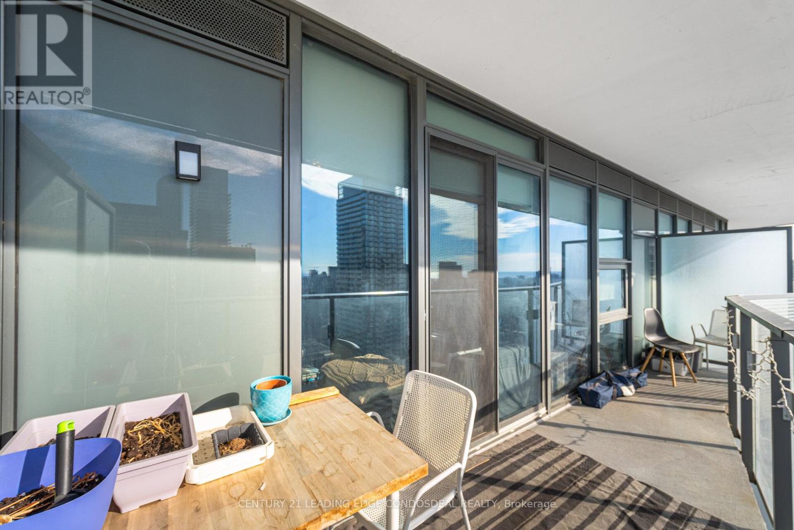 3703 - 11 Wellesley Street W, Toronto, Ontario  M4Y 0G4 - Photo 2 - C12872704