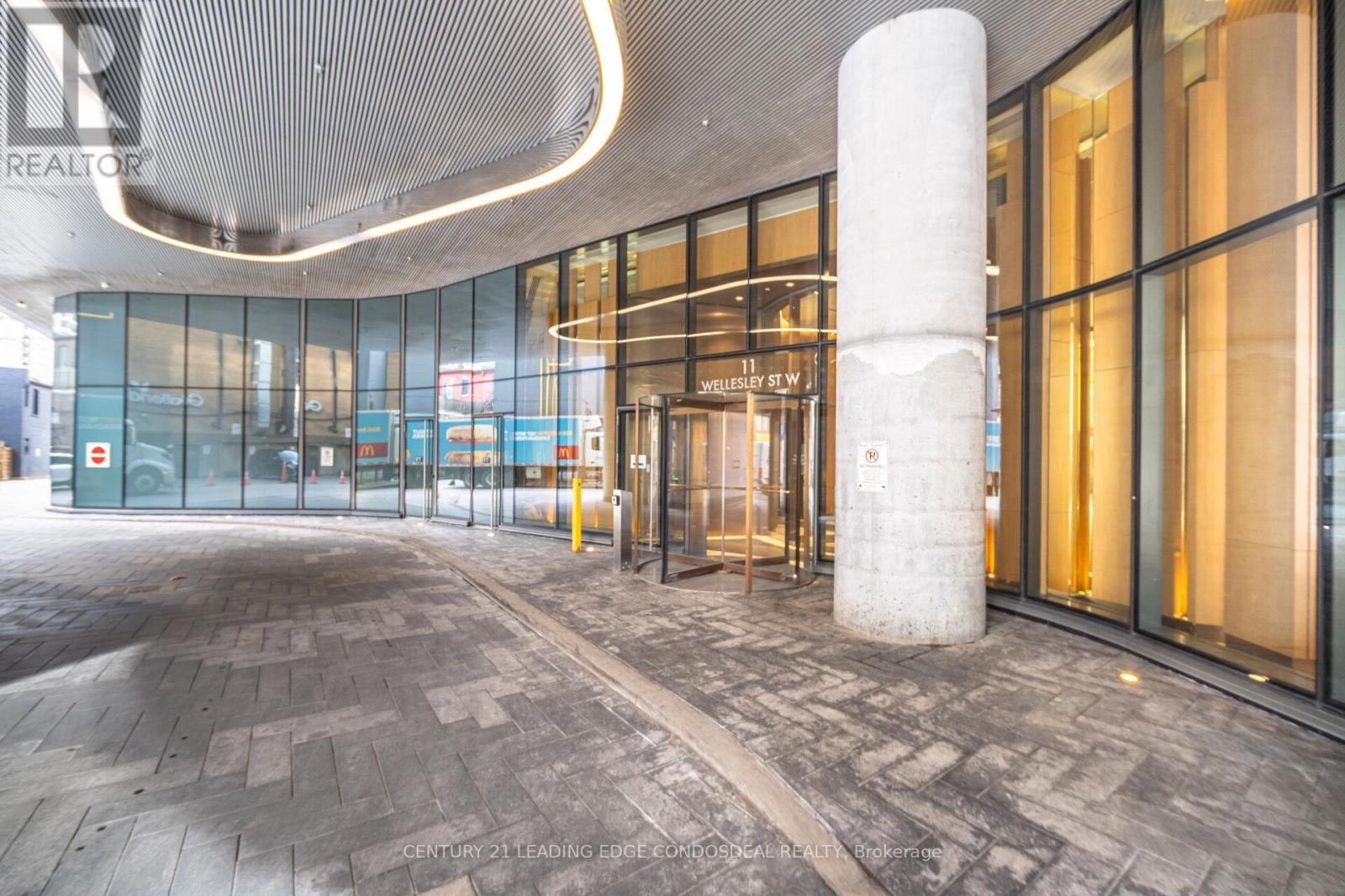 3703 - 11 Wellesley Street W, Toronto, Ontario  M4Y 0G4 - Photo 8 - C12872704